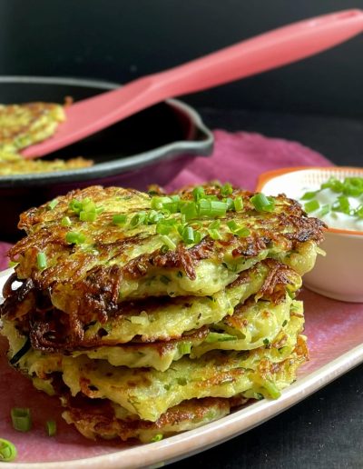 Zucchini-Kartoffel-Puffer mit Joghurtdip