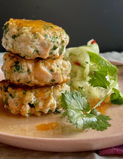 Thailändische Fischbulette mit Gurkensalat