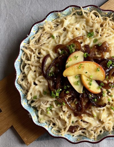 Käsespätzle mit Miso-Zwiebeln und Apfel