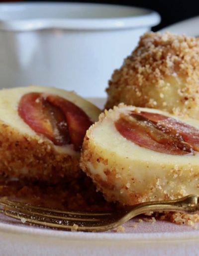 Die Knödel werden aus Kartoffelteig hergestellt.