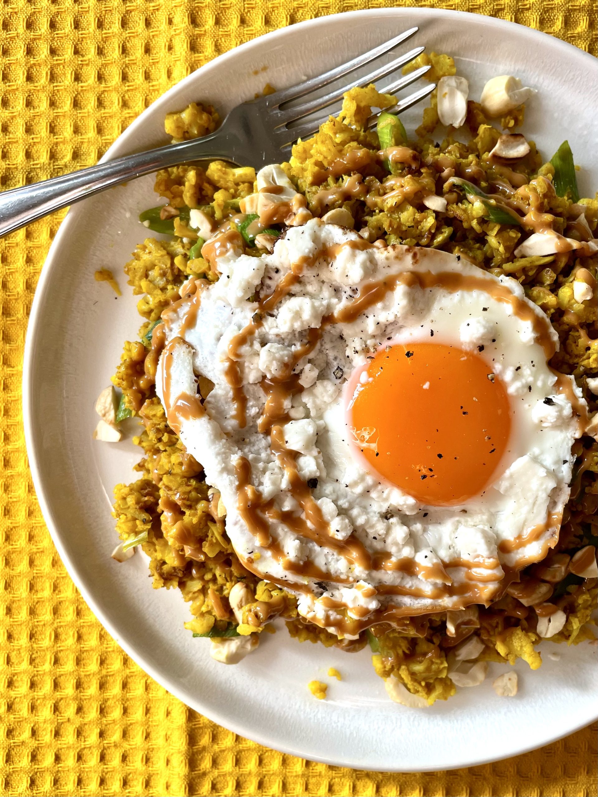 Würziger Blumenkohl-Reis Nasi Goreng mit Spiegelei