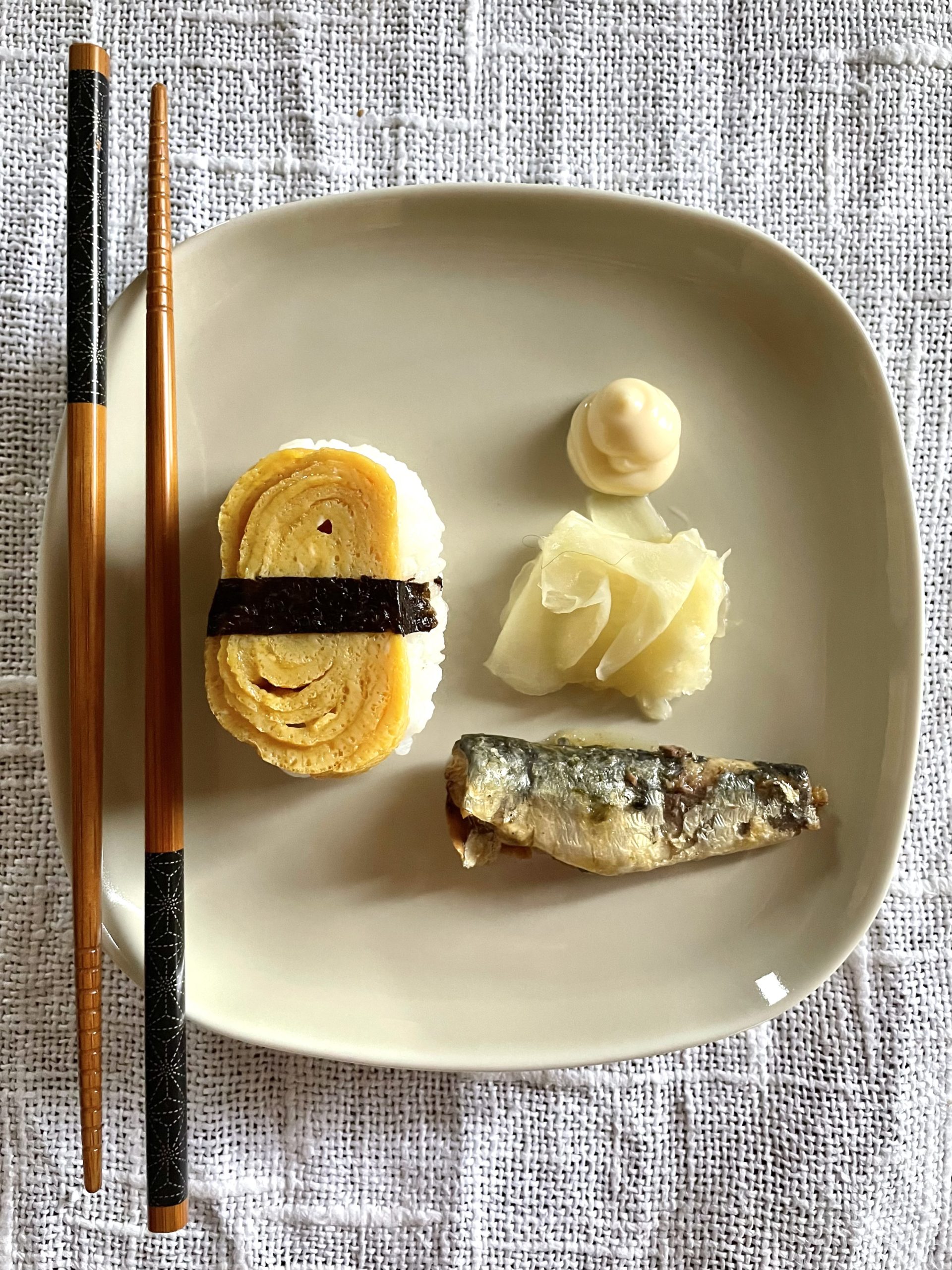 Japanische Omelette mit Sushireis und Sardinen